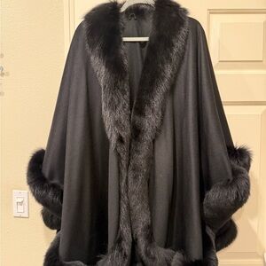 Luxurious wool manteau with genuine black fox fur